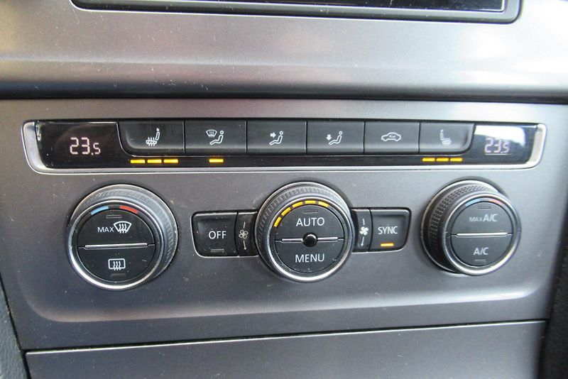 Volkswagen Golf 1.6 TDI 4MOTION AUT. KLIMA - fotka 12 z 21