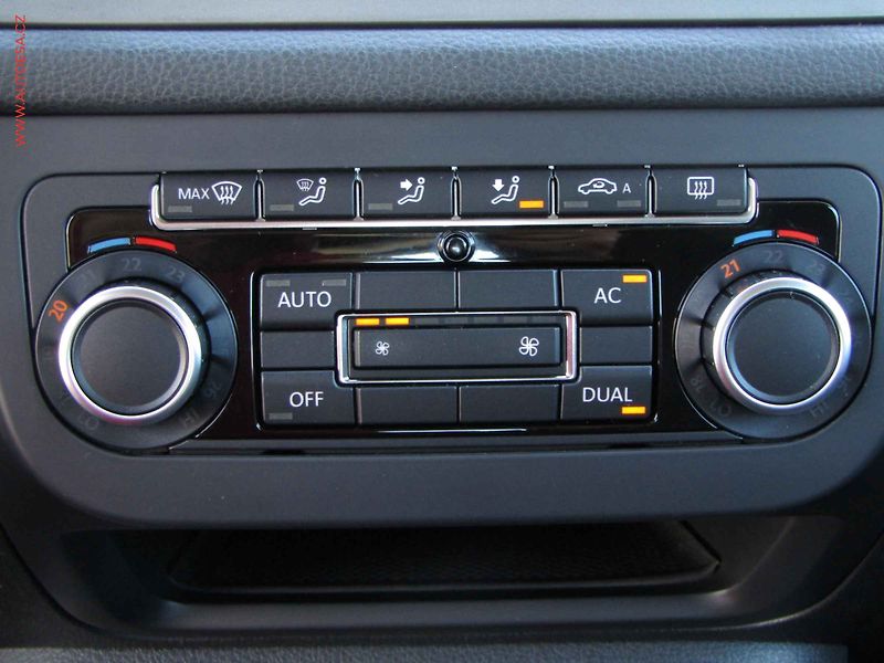 Volkswagen Tiguan (2010) 2.0TDi 4Motion, AC, tažné - fotka 13 z 16