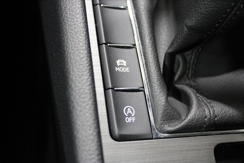 Škoda Superb 2,0 TDI Style REZERVOVÁNO - fotka 32 z 39