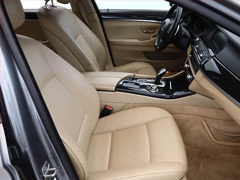 BMW Řada 5 (2012) 530d xDrive, 4X4, Automat - fotka 7 z 21