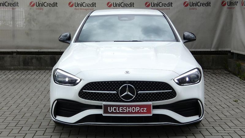 Mercedes-Benz Třídy C Sedan 300 4MATIC - fotka 2 z 23