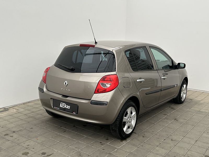 Renault Clio 1.1  . - fotka 4 z 26