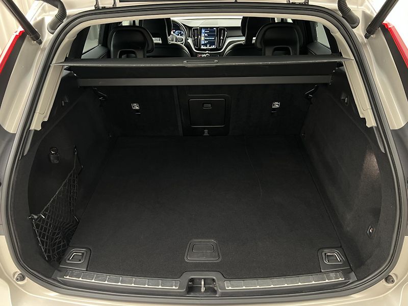 Volvo XC60 D4 AWD MOMENTUM AUT CZ - fotka 6 z 39