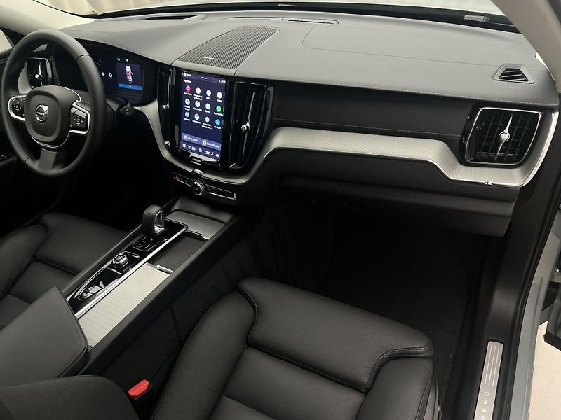 Volvo XC60 T8 AWD ULTRA DARK AUT CZ - fotka 21 z 47