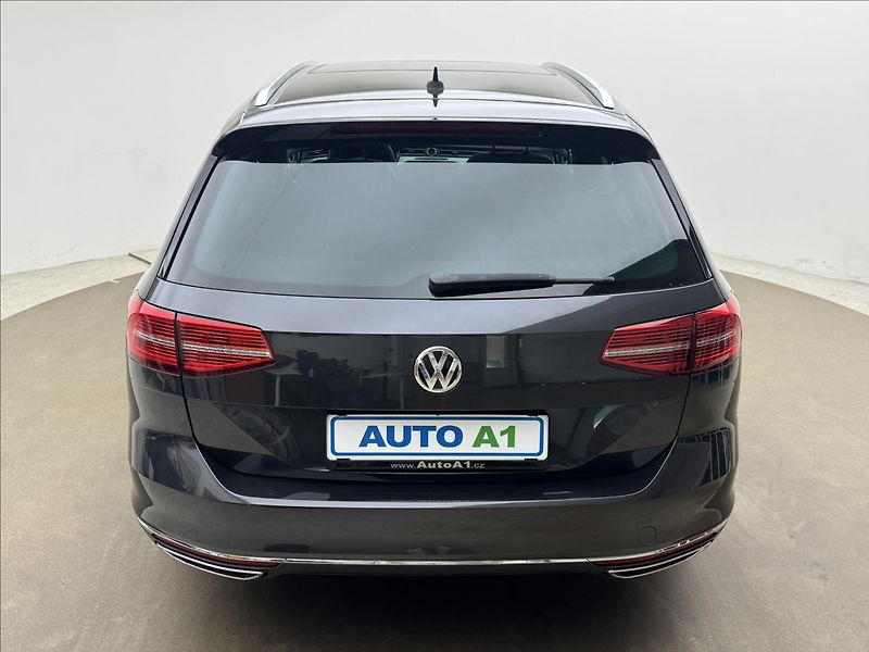 Volkswagen Passat 2,0 R-LINE DSG 4X4 VC DCC PANO - fotka 5 z 41