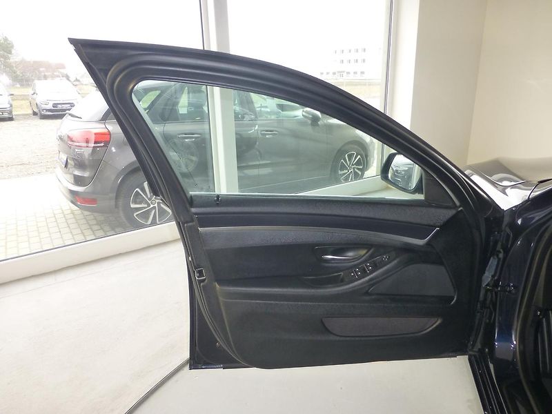 BMW Řada 5 (2016) 520D-KAMERA*ALU**XENONY - fotka 9 z 29