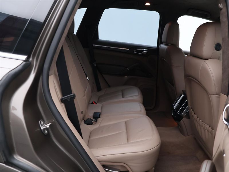 Porsche Cayenne 4.8 Turbo S 405kW DPH CZ - fotka 13 z 30