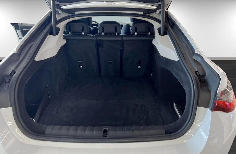 BMW i4 eDrive40 GC Kamera Auto. Park. - fotka 14 z 16