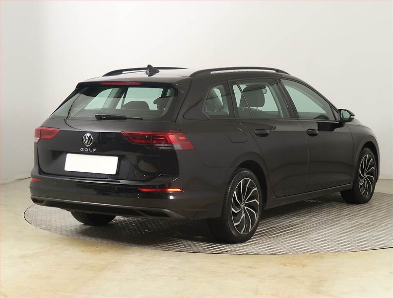 Volkswagen Golf (2021) Life 1.5 TSI, ČR,1.maj - fotka 5 z 21