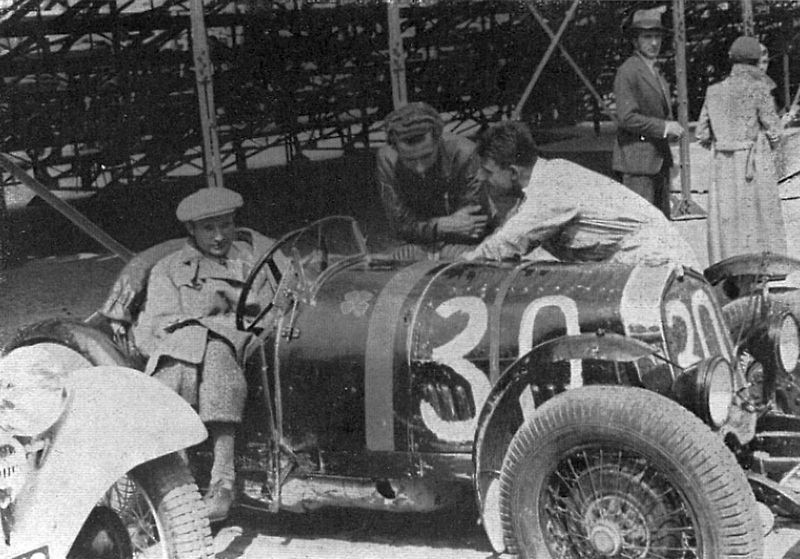 Před 100 lety se v továrně Wikov rozhodli pro zahájení výroby automobilů. Na snímku je renovovaný Wikov 35 Kapka, první československý aerodynamický automobil.