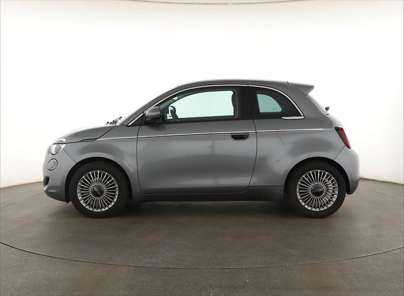 Fiat 500e (2024) 42 kWh, SoH 100% - fotka 3 z 19
