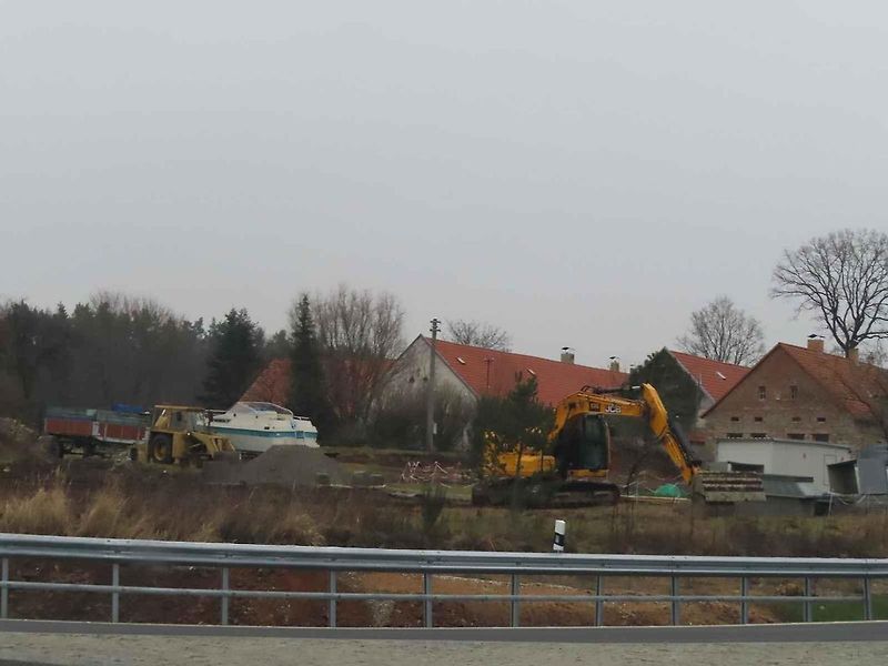 Dvě protilehlé odpočívky mezi sjezdy na Mirotice a Lety patří mezi nejmodernější a největší. Čerpačky jsou prý i technologicky nejvyspělejší v Čechách.