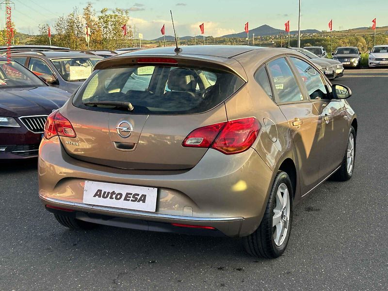 Opel Astra (2012) 1.4 16V, Klima - fotka 4 z 15