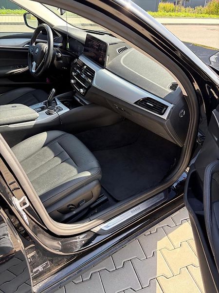 BMW Řada 5 (2022) 530e xDrive - fotka 10 z 16