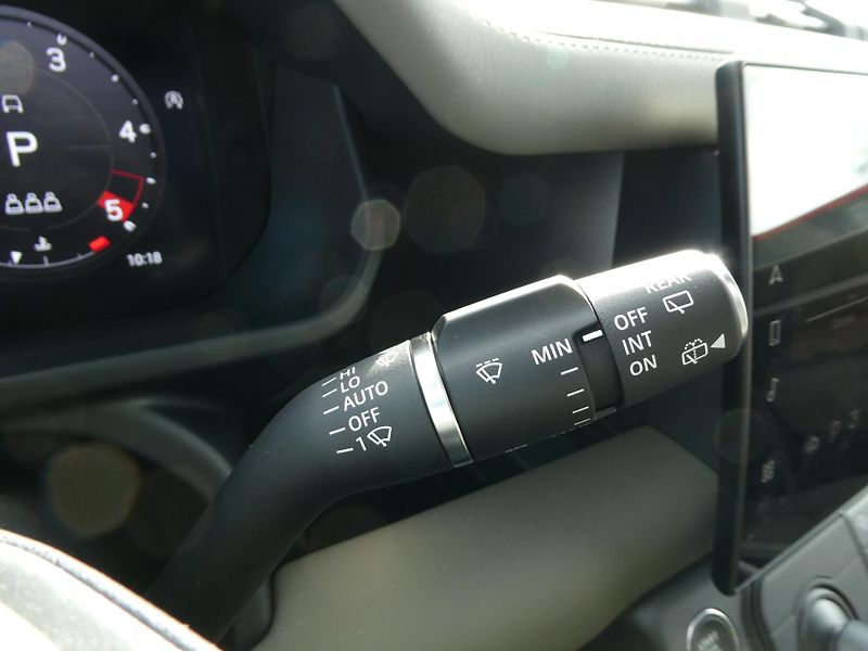 Land Rover Defender 110 3,0 X-Dynamic SE D250 - fotka 21 z 36