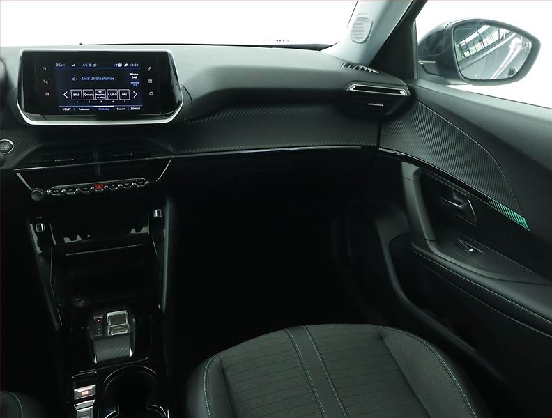 Peugeot 2008 (2022) Allure 1.2 PureTech, Automat - fotka 8 z 17