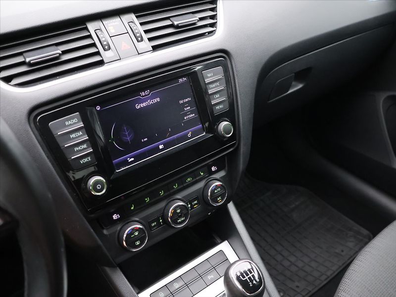 Škoda Octavia 2,0 TDI 110kW CZ Style Kessy - fotka 18 z 30