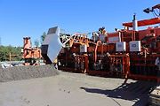 Poslední letošní opravovaný úsek dálnice D5 dostává nový cemento-betonový povrch.