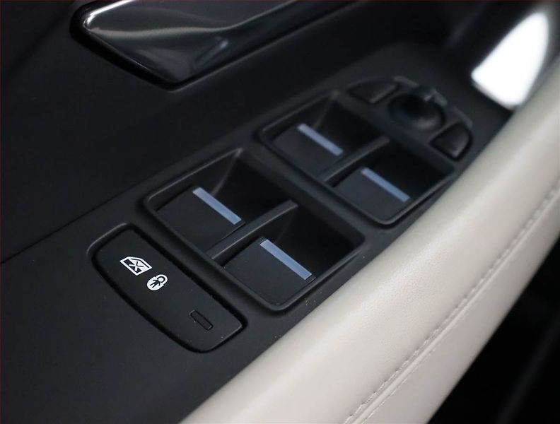 Jaguar E-Pace (2019) P300 AWD - fotka 15 z 26