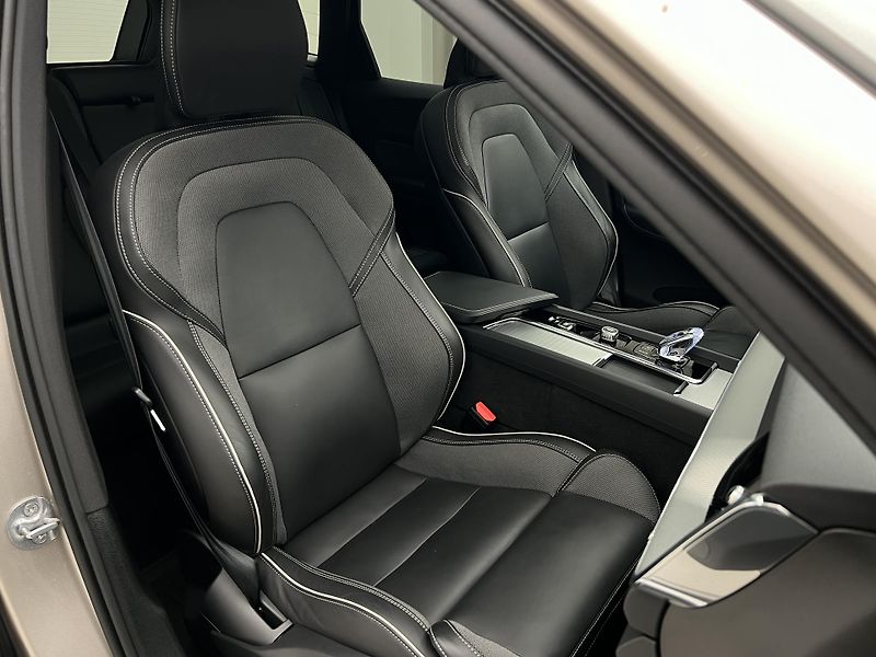 Volvo XC60 T6 AWD DARK PLUS RECHARGE AUT - fotka 21 z 49