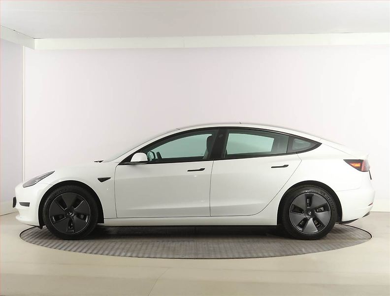 Tesla Model 3 (2023) Standard Range 60kWh, SoH 95% - fotka 3 z 33