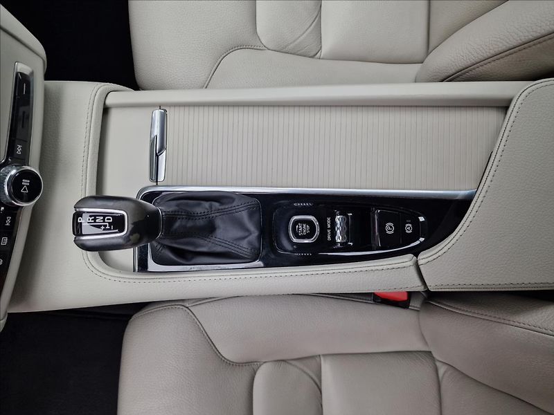 Volvo V90 2.0 D4 Momentum Pro,ČR,1.Maj. - fotka 38 z 50
