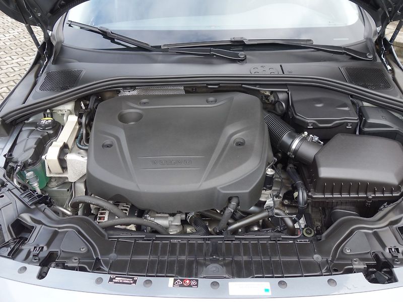 Volvo S60 (2017) 2.0 D4 147kW AUT -NOVÉ V ČR - fotka 38 z 42