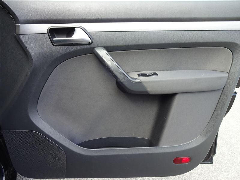 Volkswagen Touran 2,0 TDI 103kW 7.MÍST - fotka 33 z 55