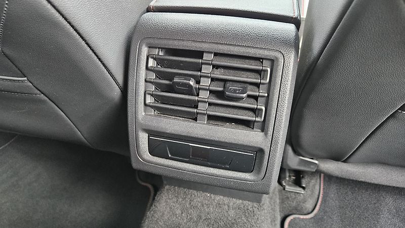 Volkswagen Golf (2023) GTI 2.0TSI 180kW DSG - fotka 15 z 36