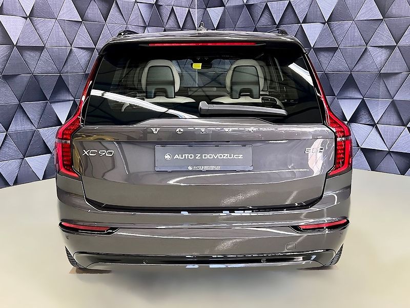 Volvo XC90 B5 AWD PLUS DARK, PANO, H&K - fotka 5 z 33