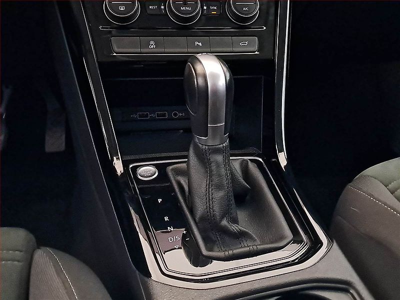 Volkswagen Touran (2018) R-Line 1.5 TSI - fotka 13 z 21