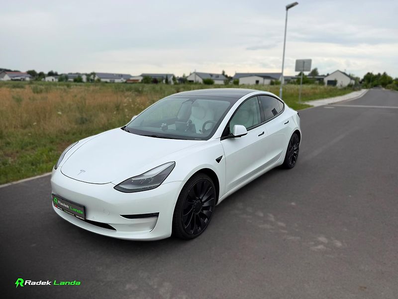 Tesla Model 3 (2021) bílý interiér | 513 koní - fotka 1 z 7