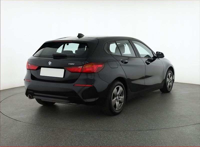BMW Řada 1 (2020) Advantage 118i, Automat - fotka 5 z 17