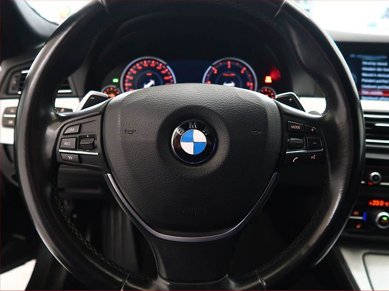 BMW Řada 5 (2015) 530d xDrive, 4X4, Automat - fotka 16 z 21