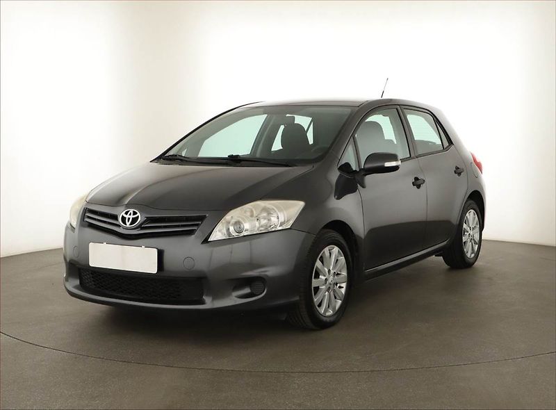 Toyota Auris (2011) 1.6 Valvematic, ČR,1.maj - fotka 2 z 15