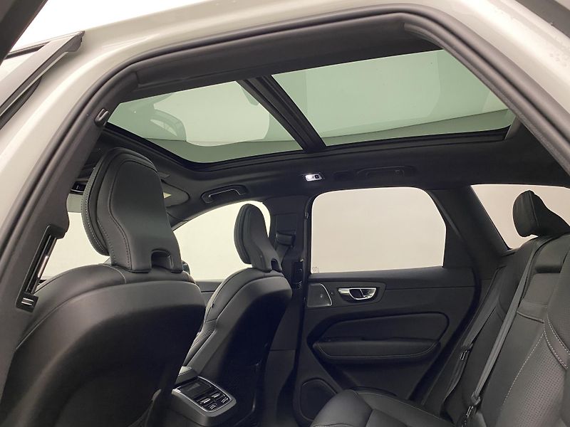 Volvo XC60 B6 AWD R-DESIGN AUT  - fotka 33 z 52