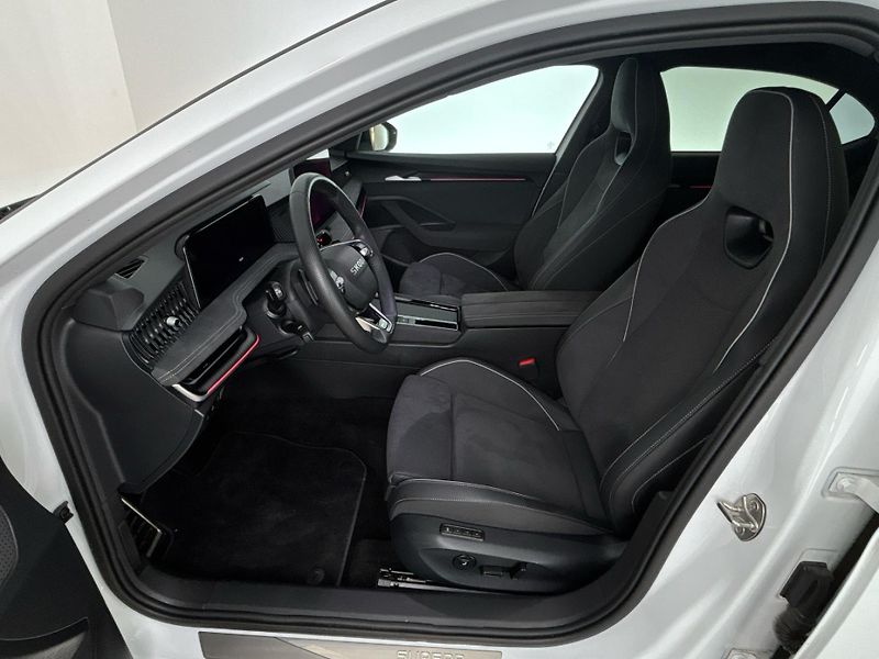 Škoda Superb Sportline 4x4 DSG - fotka 7 z 30