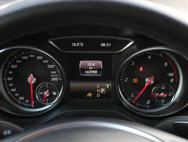 Mercedes-Benz GLA (2017) 220 d 4MATIC, 4X4 - fotka 11 z 25