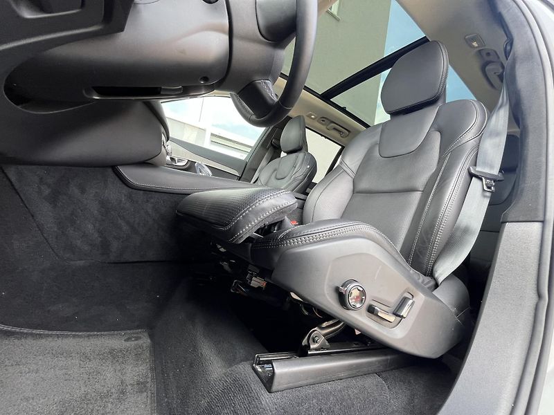 Volvo XC90 T8 AWD ULT B&W VENT VZDUCH 7M* - fotka 17 z 55