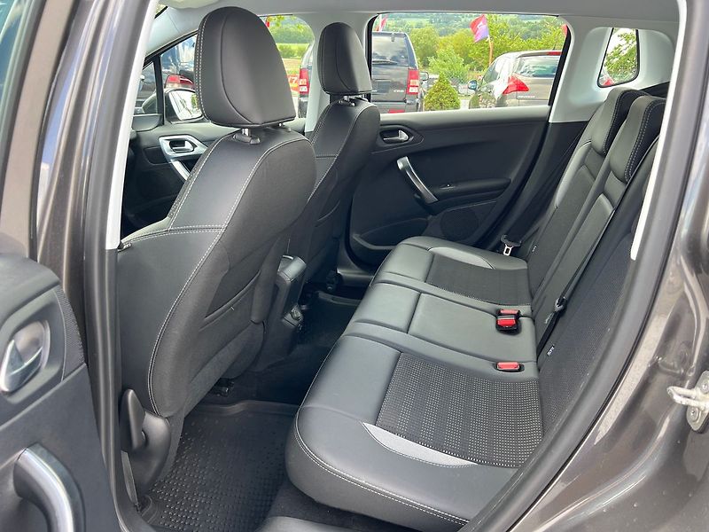 Peugeot 2008 1.2 i - fotka 12 z 15