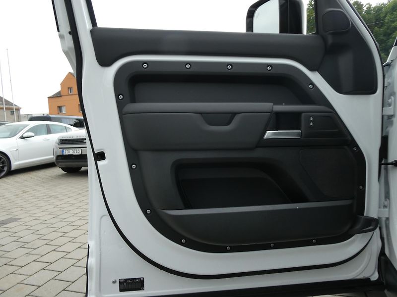 Land Rover Defender 110 S D200 - fotka 13 z 32