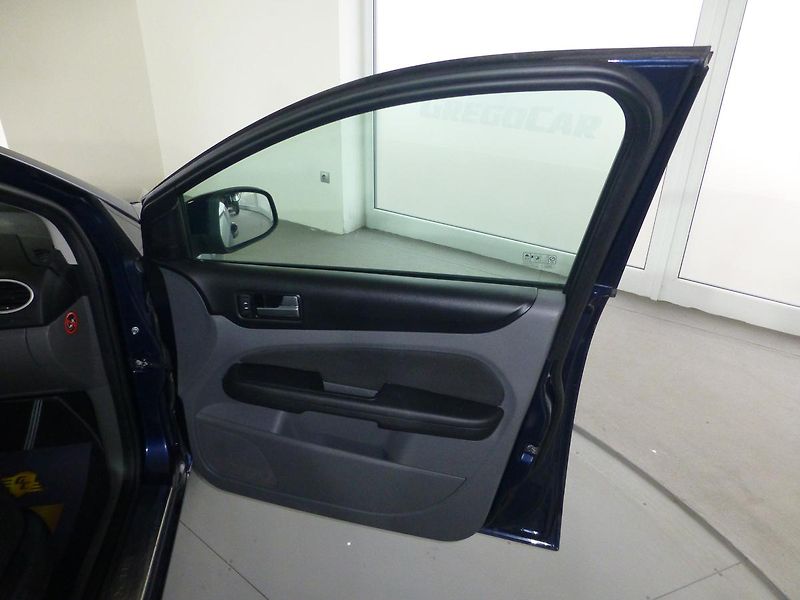 Ford Focus (2010) 1,6TDCI-80KW*KLIMATIZACE**ALU* - fotka 16 z 23