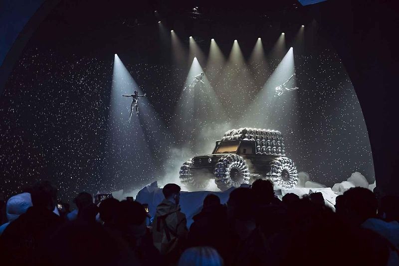 Project Mondo G spojuje ikonický Mercedes-Benz třídy G a charakteristické designové prvky módní značky s luxusním oblečením Moncler.