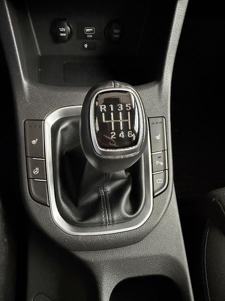 Hyundai i30 (2023) 1.0T-GDi 88kW SMART+NAVI - fotka 19 z 21