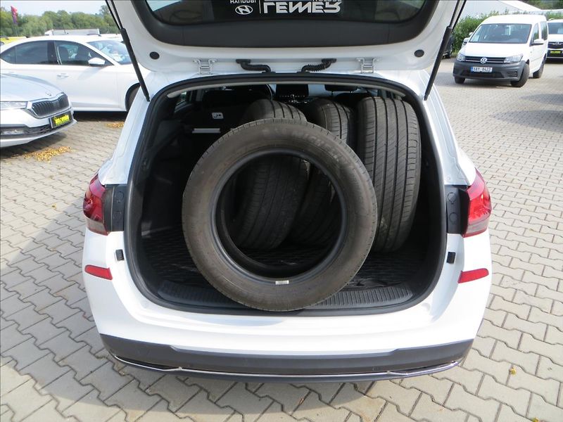 Hyundai i30 1,5 T-GDI mHEV Family Smart - fotka 8 z 28