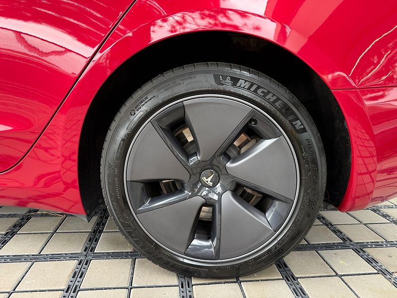 Tesla Model 3 Long Range AWD - fotka 7 z 40