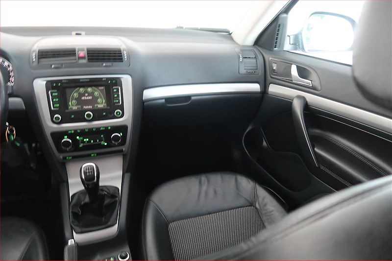 Škoda Octavia (2012) Elegance 2.0 TDI, Navi - fotka 8 z 18
