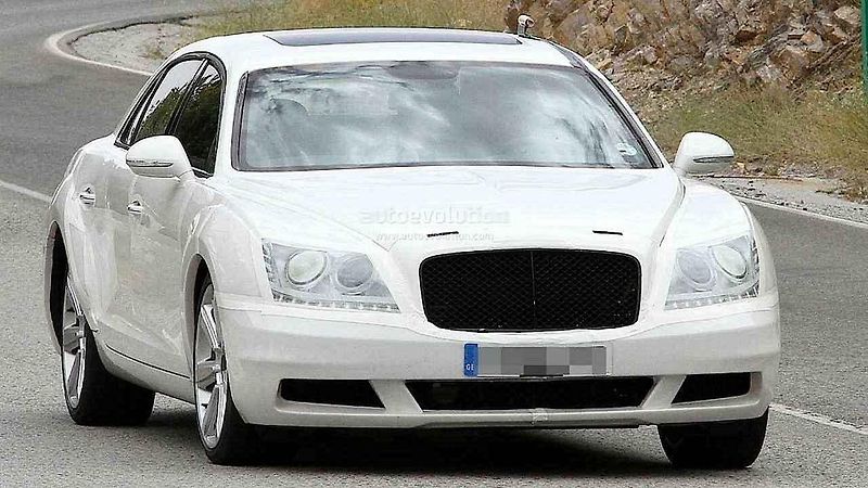 Testovací mula pro SUV Rolls-Royce Cullinan.