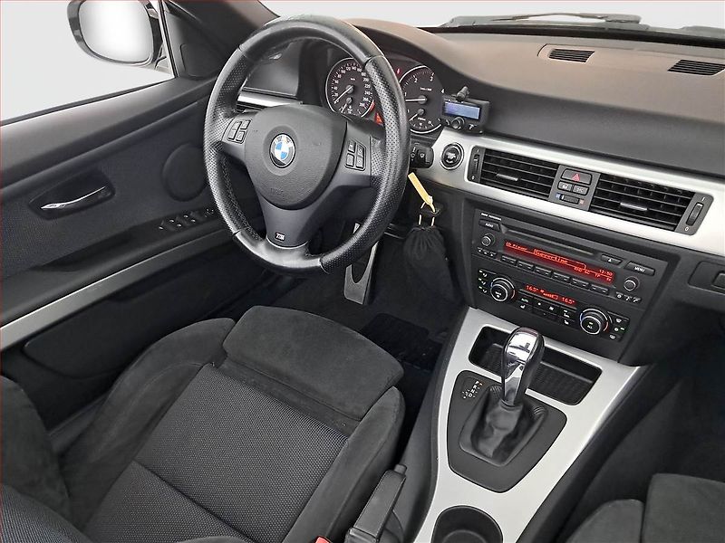 BMW Řada 3 (2010) 330 d, Automat, Kůže - fotka 7 z 21