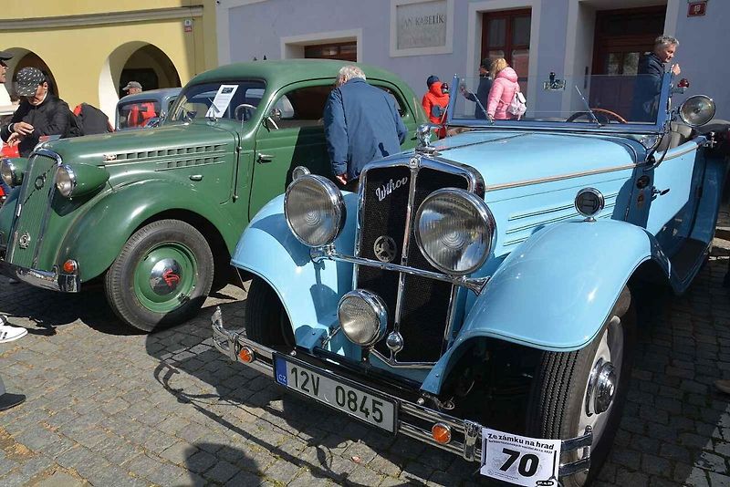 Automobiloví a motocykloví veteráni se vydali v neděli na tradiční jízdu Ze zámku na hrad. Start byl na Horním náměstí v Přerově, kde si lidé užili bohatý program.